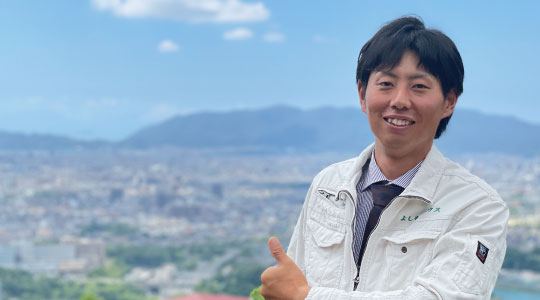 福山の街を見下ろす高台に立つ代表取締役 吉本友規
